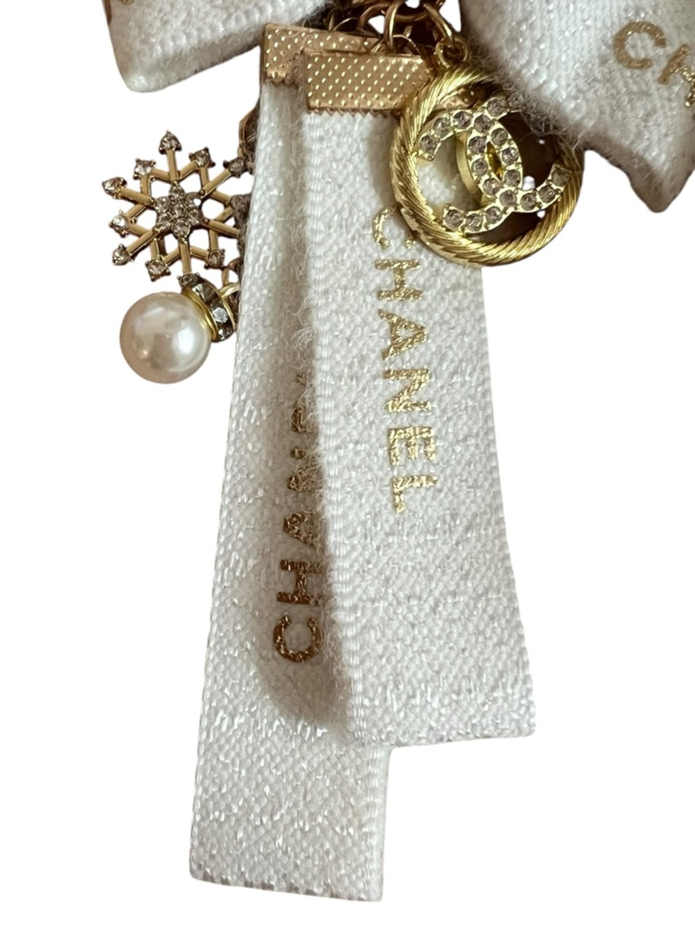 CHANEL White and Gold Bow Key & Card Holder Charm - Picture 6 of 13